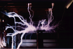 Tesla coil with large lightning bolts